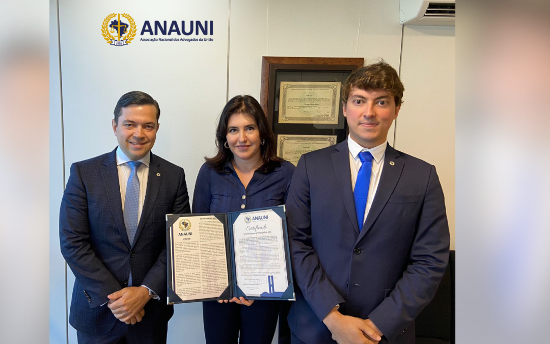 ANAUNI entrega Comenda Saulo Ramos à ministra Simone Tebet